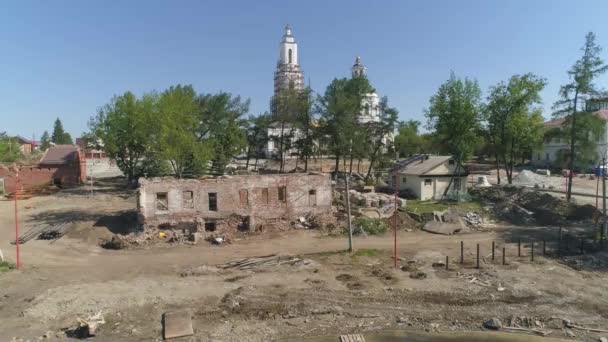Vista Aérea Reconstrucción Zona Junto Iglesia Estanque Ciudad Provincial Reconstrucción — Vídeo de stock