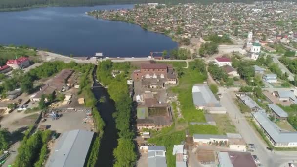 Luchtfoto Van Oude Rode Bakstenen Fabriek Aan Rand Van Provinciestad — Stockvideo