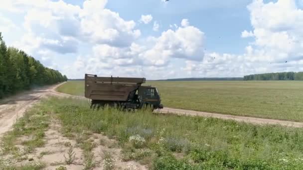 Pohled Náklaďák Drone Jede Přes Pole Auto Sjíždí Prašné Cesty — Stock video