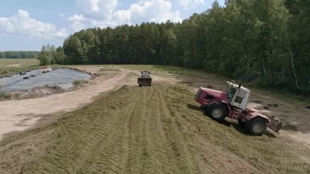 Drohnenbilder Von Traktoren Stampfen Die Silage Silograben Neben Wald Und — Stockvideo