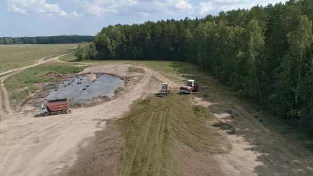 Luftaufnahme Eines Lastwagens Bringt Heu Den Silograben Traktoren Stampfen Die — Stockvideo