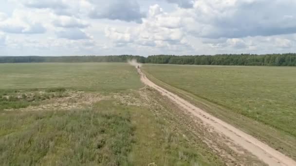 Camión Lleno Heno Conduce Por Camino Tierra Través Campo Hay — Vídeos de Stock