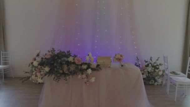 Bröllopsbord För Brud Och Brudgum Med Blommor Och Kransar Förbereda — Stockvideo