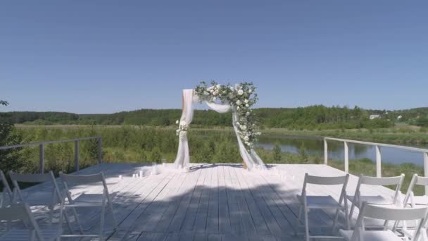 Pohled Svatební Oblouk Molu Řeky Lesa Svatební Obřad Letní Slunečný — Stock video