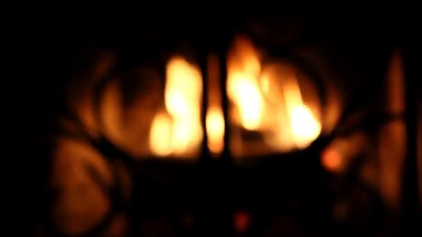 Fuego llamas en la antorcha medieval encendido en la oscuridad sobre