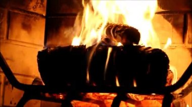 Köz ve alev içinde bir şömine odun çevresinde.