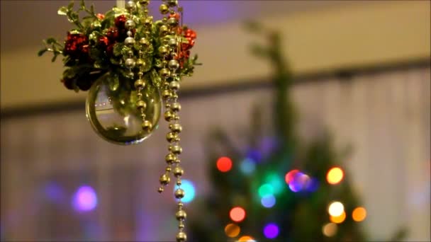 Kristallschmuck mit Weihnachtsbaum im Hintergrund. — Stockvideo