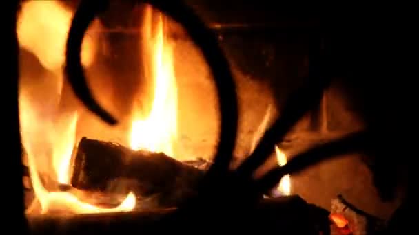 Огонь в камине за ширмой . — стоковое видео