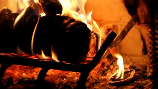 Пламя, завернувшееся вокруг дров . — стоковое видео