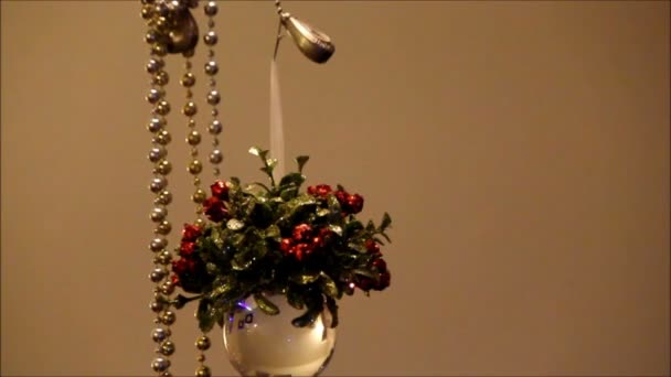 Decoraciones colgantes de Navidad . — Vídeo de stock