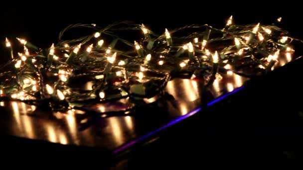 Поднятие белых рождественских огней с тёмного стола . — стоковое видео