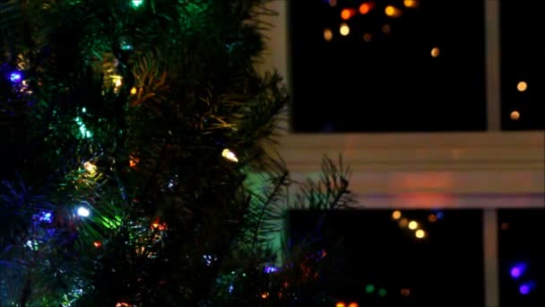 Colocar un adorno brillante en un árbol de Navidad . — Vídeos de Stock