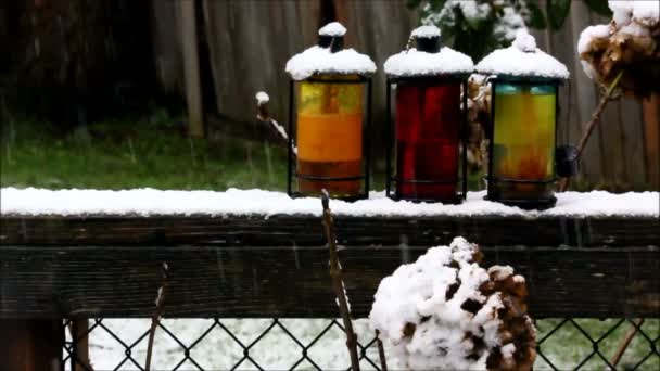 Neve che cade su lampade ad olio colorate . — Video Stock
