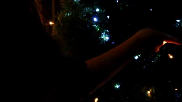 Stringendo luci bianche su un albero . — Video Stock