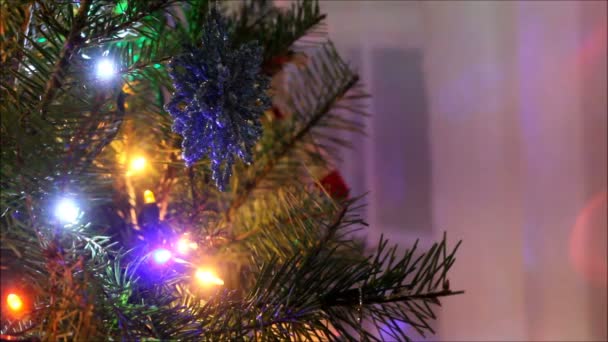 Νιφάδα χιονιού στολίδι στο δέντρο με τα φώτα στο παρασκήνιο. — Αρχείο Βίντεο