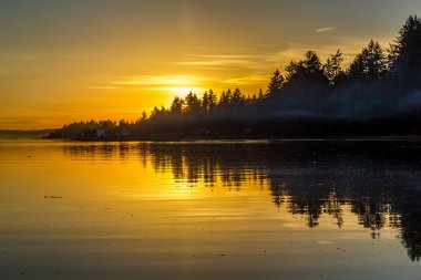Evinizin yakınında kanal boyunca gün batımında yüzen ahşap yangın duman 