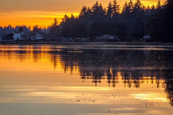 Csatorna vízterület sunset erdő közelében kisváros — Stock Fotó