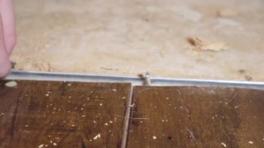 Yatak odasıyla banyo arasındaki metal geçiş şeridini çıkarıyorum.