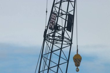 Sarı çelik vinç kancası 238 numaralı patlamada asılı.