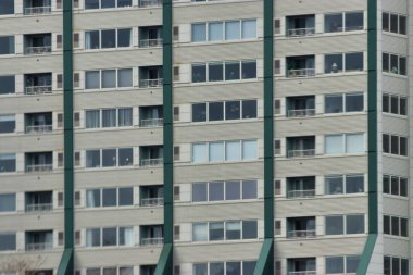 Büyük bir ofis binasının dış duvarı.