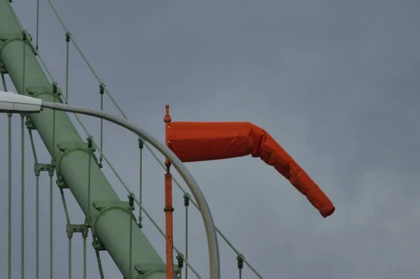 Skarpeta wiatrowa wysoko na linach mostu wiszącego — Zdjęcie stockowe