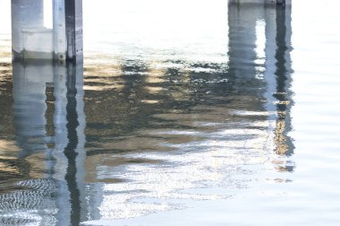 Denizden çıkan bir kaldırımın altındaki çelik destekler.