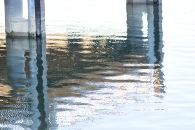 Denizden çıkan bir kaldırımın altındaki çelik destekler.