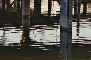 İskelenin altında metal ve beton sütunlar