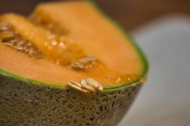 Kavun diliminin ucunda bir çift kavun tohumu.