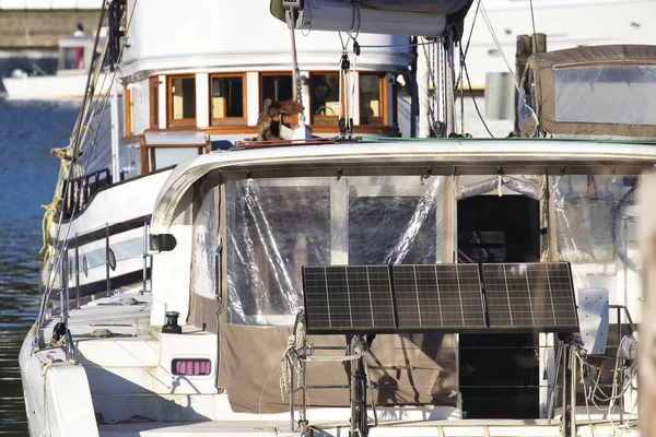 Painéis solares no convés de um pequeno barco criando vida móvel — Fotografia de Stock