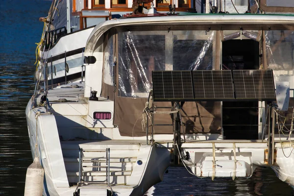 Painéis solares no convés de um pequeno barco criando vida móvel — Fotografia de Stock