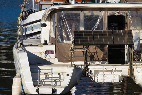 Painéis solares no convés de um pequeno barco criando vida móvel — Fotografia de Stock