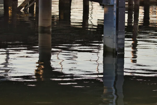 İskelenin altında metal ve beton sütunlar