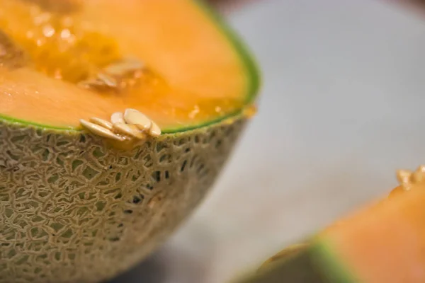 Cantaloupe seed on the edge of the melon slice — Stock Photo, Image