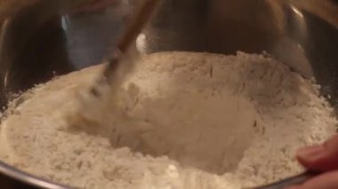 Tahta kaşıkla hamuru karıştırmak