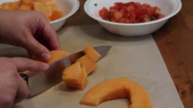 Kesme tahtasındaki yemek için taze yemek hazırlıyorum.