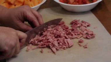 Kesme tahtasındaki yemek için taze yemek hazırlıyorum.
