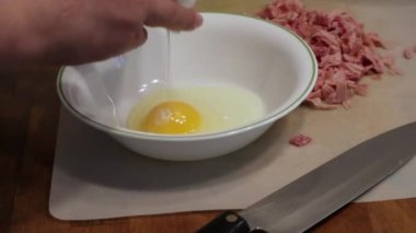 Kesme tahtasındaki yemek için taze yemek hazırlıyorum.
