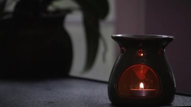Önemli bir yağ yakıcının içinde küçük bir mum yanıyor.