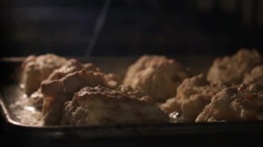 Bir tepside bir sürü altın bisküvi