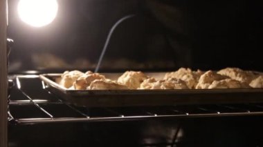Bisküviler fırından yeni çıkarılıyor.