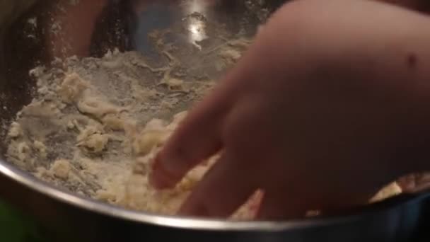 Le mani delle donne inginocchiandosi e piegando la pasta di pane — Video Stock