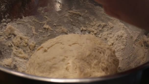 Le mani delle donne inginocchiandosi e piegando la pasta di pane — Video Stock