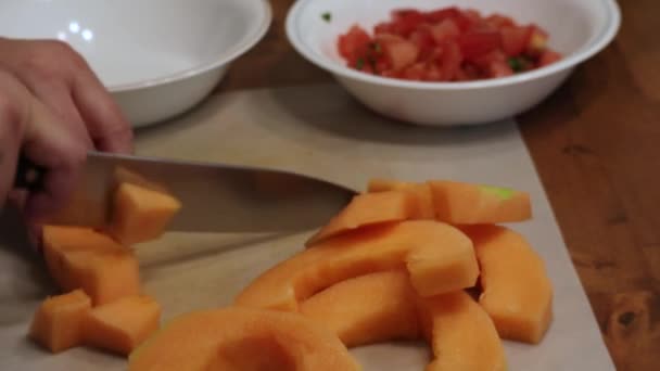 Preparar alimentos frescos para una comida en una tabla de cortar — Vídeos de Stock