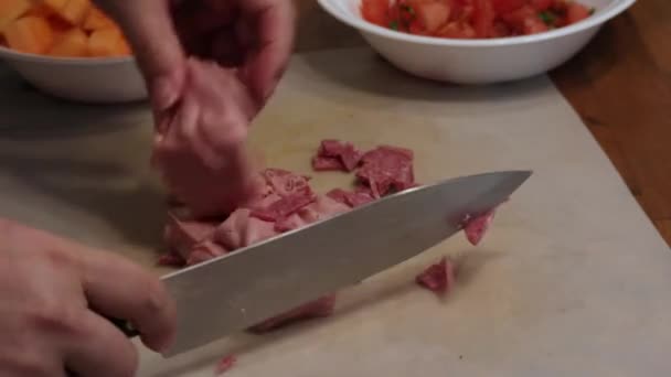 Приготовление свежих продуктов для еды на разделочной доске — стоковое видео