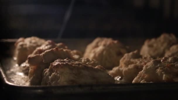 Bir tepside bir sürü altın bisküvi — Stok video