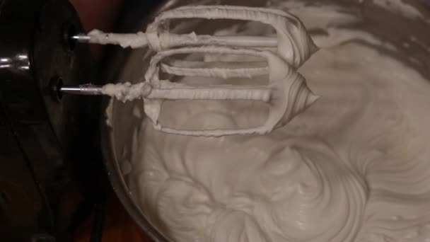 Serpenyő nagy fém tál friss tejszínhab — Stock videók