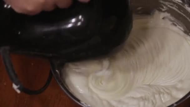 Batendo cheesecake massa na tigela — Vídeo de Stock