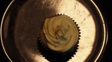 Donmuş limonlu kekler tencereye konuyor.