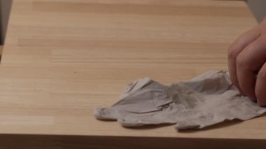 Tahtayı boyamadan önce lateks eldiven takıyorum.